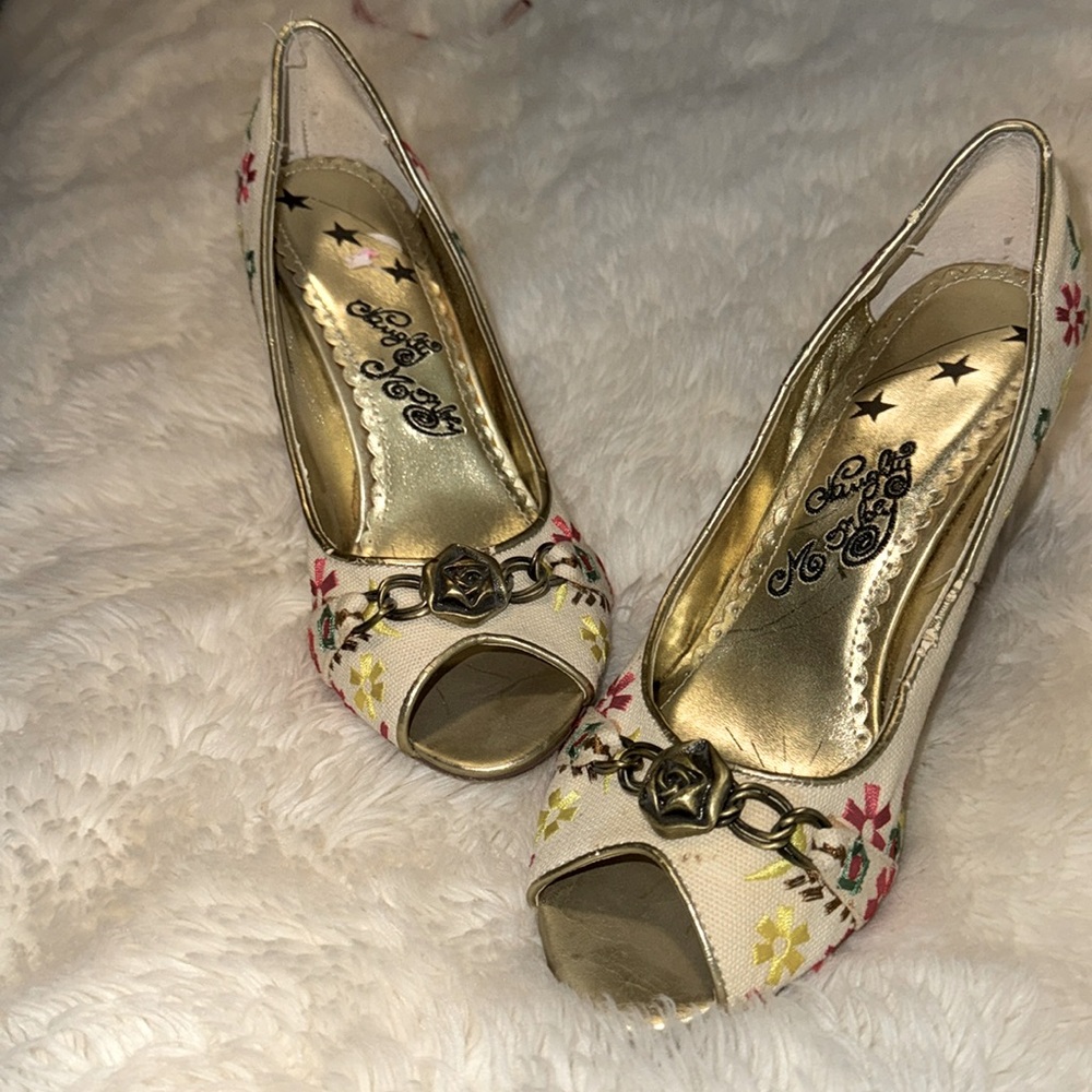 Naughty monkey pumps